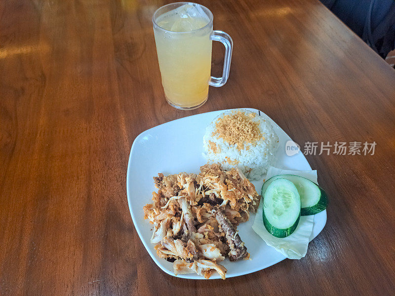 炒碎鸡饭和酸橙冰(Es Jeruk Nipis)。食物和饮料菜单。